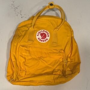 Fjällräven Kånken Everyday Outdoor Backpack in Mustard Yellow